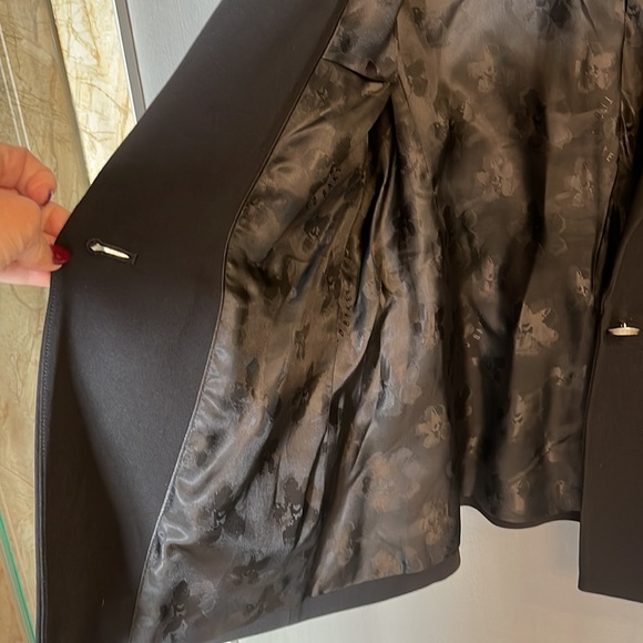 Gorgeous, brand new, Ted Baker size 4 (US 12) black suit - Picture 7 of 13